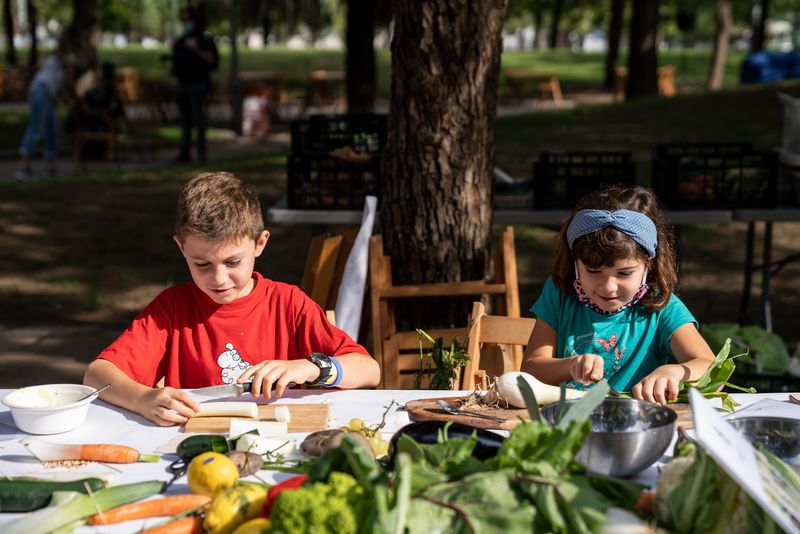 
             Unos niños troceando puerros y cebollas en un taller del Día Mundial de la Al...
             Autor: Mariona Gil
             Ver los detalles de la imagen Unos niños troceando puerros y cebollas en un taller del Día Mundial de la Al...
             