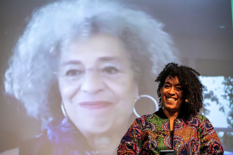 
             Basha Changuerra durant la conversa amb Angela Davis
             Autor: Edu Bayer
             Mostra els detalls de la imatge Basha Changuerra durant la conversa amb Angela Davis
             
