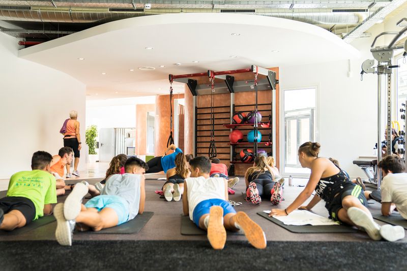 <div class='imageHoverDetail'>
             <p class='imageHoverTitle twoLineBreak'>Persones seguint una classe dirigida per un monitor al CEM Can Dragó</p>
             <p class='imageHoverAutor oneLineBreak'>Autor: Carlota Serarols</p>
             <button class='imageHoverBtn'>Mostra els detalls de la imatge <span class='sr-only'>Persones seguint una classe dirigida per un monitor al CEM Can Dragó</span></button>
             </div>