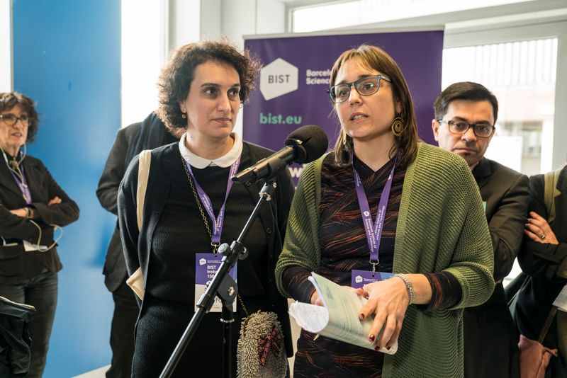 
             Presentació de l’acte per la Núria Bayó acompanyada de Susaina Figuera
             Autor: Carlota Serarols
             Mostra els detalls de la imatge Presentació de l’acte per la Núria Bayó acompanyada de Susaina Figuera
             