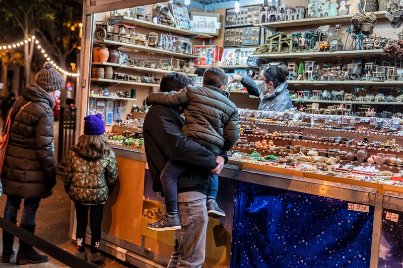 <div class='imageHoverDetail'>
             <p class='imageHoverTitle twoLineBreak'>Unes famílies miren les figures de les parades de la Fira de Nadal a Sagrada ...</p>
             <p class='imageHoverAutor oneLineBreak'>Autor: Laura Guerrero</p>
             <button class='imageHoverBtn'>Mostra els detalls de la imatge <span class='sr-only'>Unes famílies miren les figures de les parades de la Fira de Nadal a Sagrada ...</span></button>
             </div>
