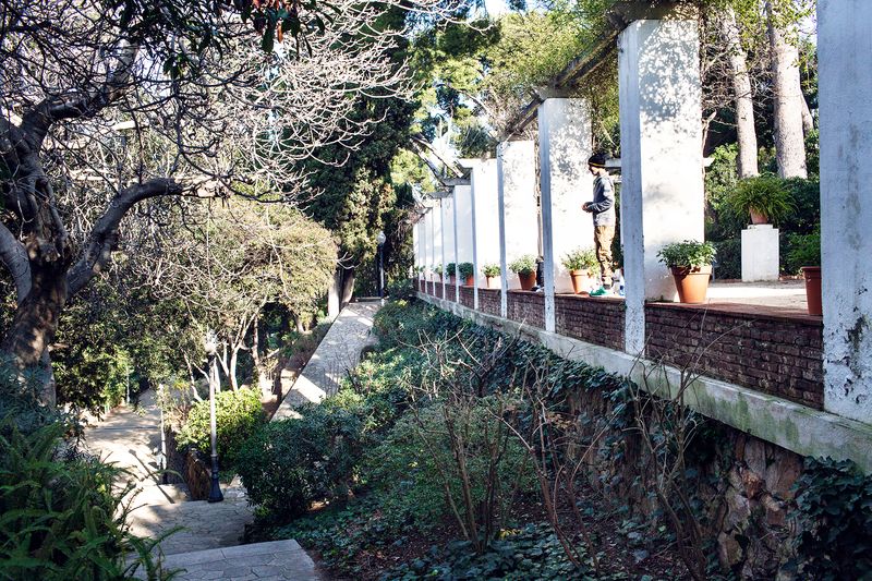 <div class='imageHoverDetail'>
             <p class='imageHoverTitle twoLineBreak'>Accessos i pèrgola dels Jardins de Laribal</p>
             <p class='imageHoverAutor oneLineBreak'>Autor: Paola de Grenet</p>
             <button class='imageHoverBtn'>Mostra els detalls de la imatge <span class='sr-only'>Accessos i pèrgola dels Jardins de Laribal</span></button>
             </div>