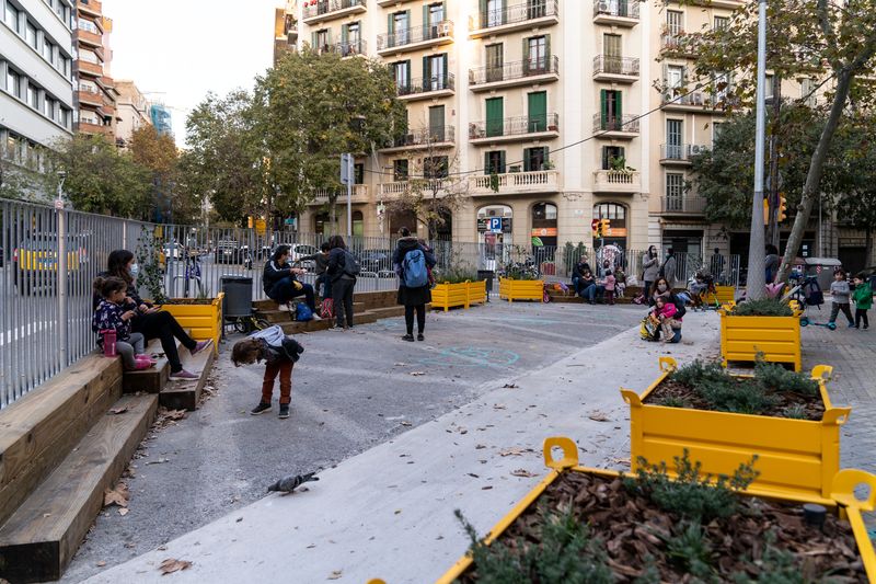 
             Zona pacificada amb ampliació de la vorera al davant de l’Escola 9 Graons amb...
             Autor: Mònica Moreno
             Mostra els detalls de la imatge Zona pacificada amb ampliació de la vorera al davant de l’Escola 9 Graons amb...
             