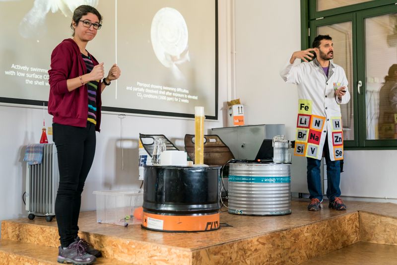 
             Taller en la Fábrica del Sol con dos científicos que muestran unos experiment...
             Autor: Mariona Gil
             Ver los detalles de la imagen Taller en la Fábrica del Sol con dos científicos que muestran unos experiment...
             