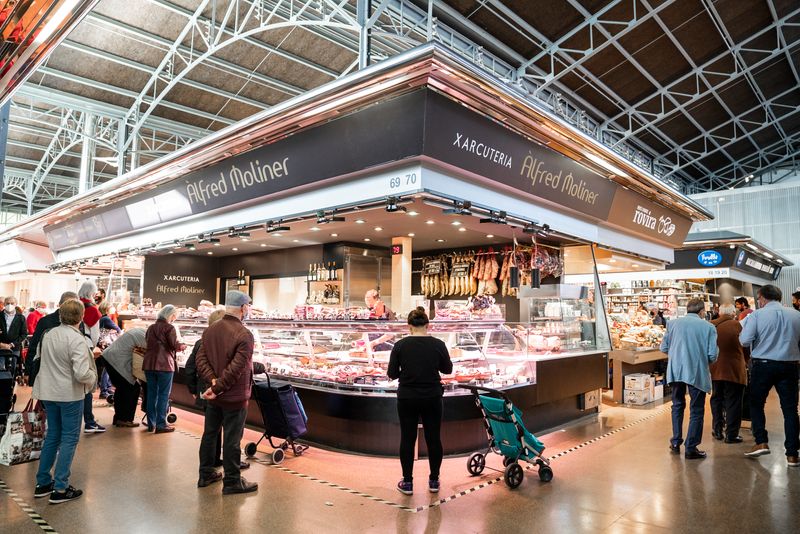 <div class='imageHoverDetail'>
             <p class='imageHoverTitle twoLineBreak'>Gent comprant a una gran parada de xarcuteria del Mercat del Ninot</p>
             <p class='imageHoverAutor oneLineBreak'>Autor: Mònica Moreno</p>
             <button class='imageHoverBtn'>Mostra els detalls de la imatge <span class='sr-only'>Gent comprant a una gran parada de xarcuteria del Mercat del Ninot</span></button>
             </div>