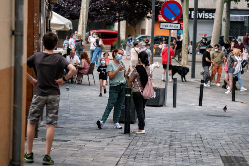 <div class='imageHoverDetail'>
             <p class='imageHoverTitle twoLineBreak'>Dues dones amb mascareta conversen a la plaça d'Eivissa, al voltant hi ha gen...</p>
             <p class='imageHoverAutor oneLineBreak'>Autor: Laura Guerrero</p>
             <button class='imageHoverBtn'>Mostra els detalls de la imatge <span class='sr-only'>Dues dones amb mascareta conversen a la plaça d'Eivissa, al voltant hi ha gen...</span></button>
             </div>
