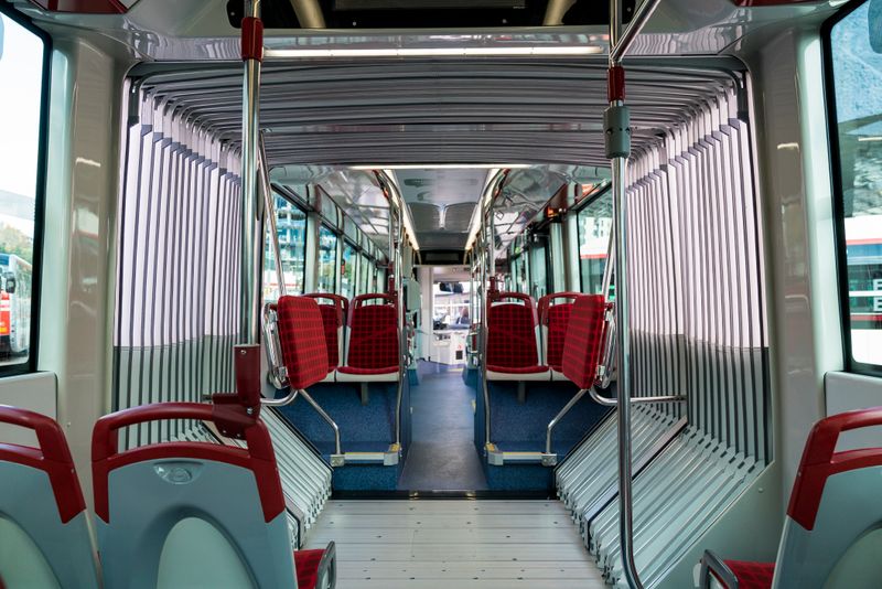 <div class='imageHoverDetail'>
             <p class='imageHoverTitle twoLineBreak'>Interior de l'autobús, de la zona articulada i dels seients</p>
             <p class='imageHoverAutor oneLineBreak'>Autor: Carlota Serarols</p>
             <button class='imageHoverBtn'>Mostra els detalls de la imatge <span class='sr-only'>Interior de l'autobús, de la zona articulada i dels seients</span></button>
             </div>