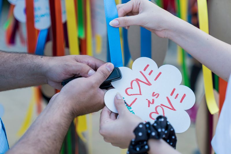 <div class='imageHoverDetail'>
             <p class='imageHoverTitle twoLineBreak'>Assistents penjant un missatge als llaços en memòria de la transsexual Sonia ...</p>
             <p class='imageHoverAutor oneLineBreak'>Autor: Sebastià Rambla</p>
             <button class='imageHoverBtn'>Mostra els detalls de la imatge <span class='sr-only'>Assistents penjant un missatge als llaços en memòria de la transsexual Sonia ...</span></button>
             </div>