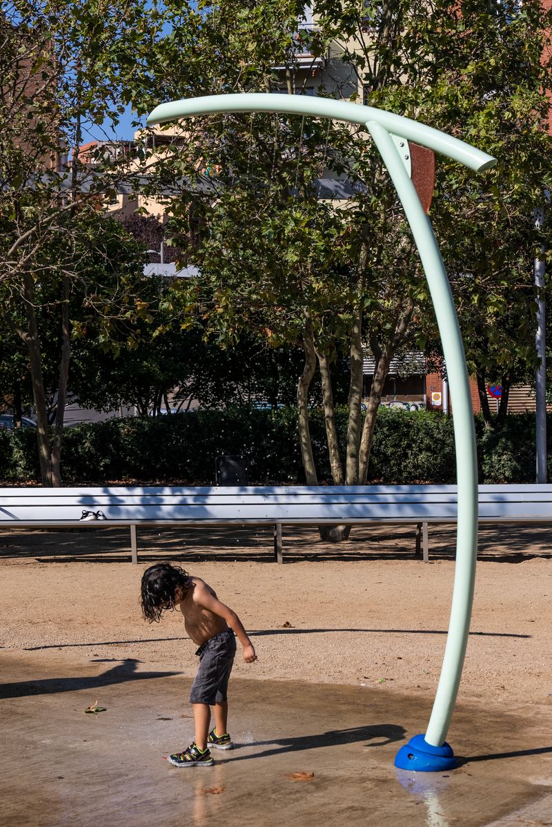 
             Un nen juga a la zona d