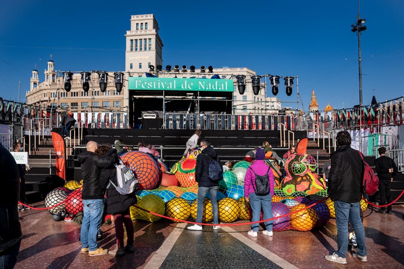 
             Festival de Nadal a la plaça de Catalunya amb infants jugant en un recinte am...
             Autor: Laura Guerrero
             Mostra els detalls de la imatge Festival de Nadal a la plaça de Catalunya amb infants jugant en un recinte am...
             