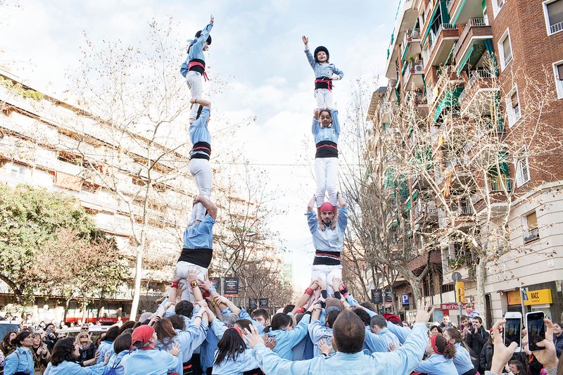 
             Els Castellers del Poble Sec construïnt dos pilars
             Autor: Paola de Grenet
             Mostra els detalls de la imatge Els Castellers del Poble Sec construïnt dos pilars
             