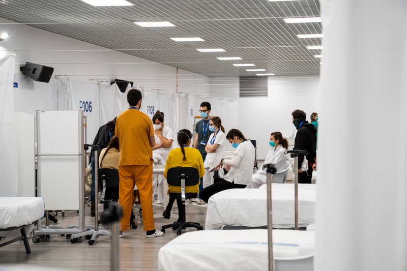 <div class='imageHoverDetail'>
             <p class='imageHoverTitle twoLineBreak'>Un grup de personal sanitari està reunit escoltant les instruccions que els d...</p>
             <p class='imageHoverAutor oneLineBreak'>Autor: Isaac Planella</p>
             <button class='imageHoverBtn'>Mostra els detalls de la imatge <span class='sr-only'>Un grup de personal sanitari està reunit escoltant les instruccions que els d...</span></button>
             </div>