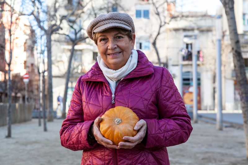 
             Una mujer sosteniendo una calabaza
             Autor: Curro Palacios
             Ver los detalles de la imagen Una mujer sosteniendo una calabaza
             