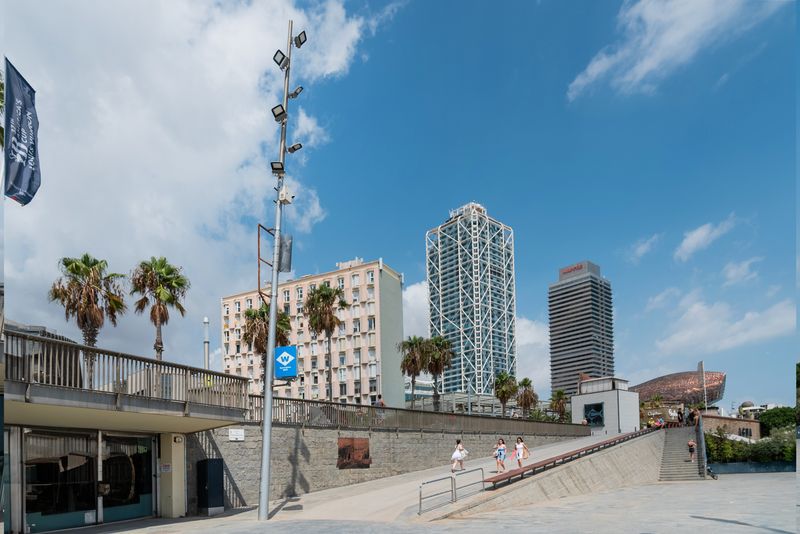 
             Instal·lació de caixes de 5G al passeig marítim, vora la rampa
             Autor: Lucas Amillano
             Mostra els detalls de la imatge Instal·lació de caixes de 5G al passeig marítim, vora la rampa
             