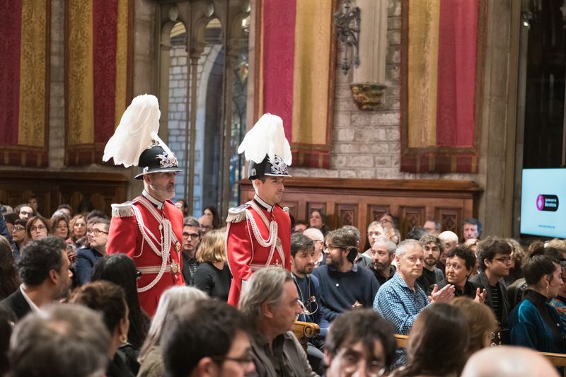 <div class='imageHoverDetail'>
             <p class='imageHoverTitle twoLineBreak'>Dos agents de la Guàrdia Urbana amb l’uniforme de gala entren al Saló de Cent...</p>
             <p class='imageHoverAutor oneLineBreak'>Autor: Ceci Fimia</p>
             <button class='imageHoverBtn'>Mostra els detalls de la imatge <span class='sr-only'>Dos agents de la Guàrdia Urbana amb l’uniforme de gala entren al Saló de Cent...</span></button>
             </div>