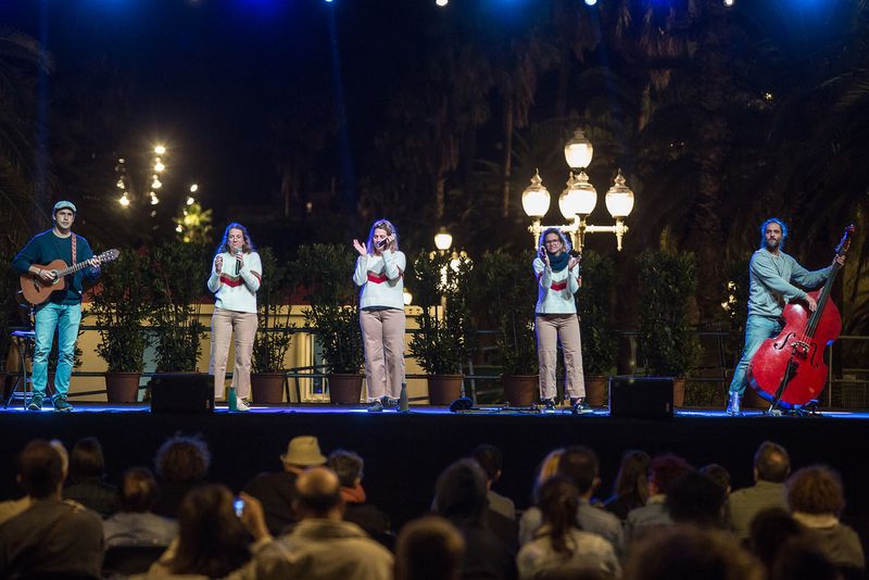 <div class='imageHoverDetail'>
             <p class='imageHoverTitle twoLineBreak'>Concert d'havaneres amb Les Anxovetes al Moll de la Fusta amb motiu de la Mer...</p>
             <p class='imageHoverAutor oneLineBreak'>Autor: Carles Palacio</p>
             <button class='imageHoverBtn'>Mostra els detalls de la imatge <span class='sr-only'>Concert d'havaneres amb Les Anxovetes al Moll de la Fusta amb motiu de la Mer...</span></button>
             </div>