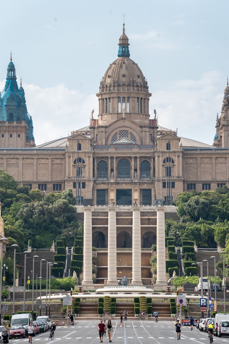 <div class='imageHoverDetail'>
             <p class='imageHoverTitle twoLineBreak'>Gent fent esport per l'avinguda de la Reina Maria Cristina</p>
             <p class='imageHoverAutor oneLineBreak'>Autor: Isaac Planella</p>
             <button class='imageHoverBtn'>Mostra els detalls de la imatge <span class='sr-only'>Gent fent esport per l'avinguda de la Reina Maria Cristina</span></button>
             </div>