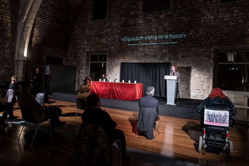 <div class='imageHoverDetail'>
             <p class='imageHoverTitle twoLineBreak'>Parlament d'Ester Capella durant l'acte d'homenatge del Dia Internacional en ...</p>
             <p class='imageHoverAutor oneLineBreak'>Autor: Laura Guerrero</p>
             <button class='imageHoverBtn'>Mostra els detalls de la imatge <span class='sr-only'>Parlament d'Ester Capella durant l'acte d'homenatge del Dia Internacional en ...</span></button>
             </div>