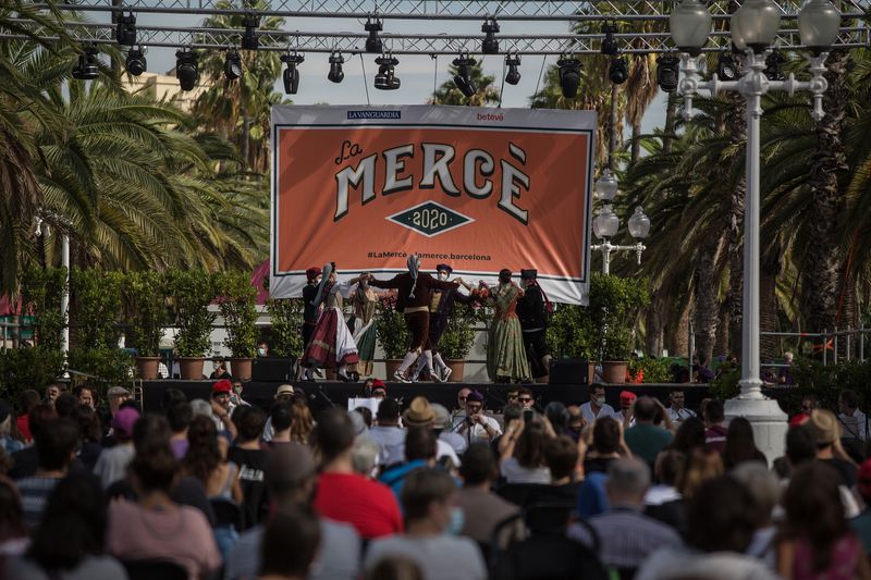 <div class='imageHoverDetail'>
             <p class='imageHoverTitle twoLineBreak'>Balls del seguici popular durant el toc d'Inici de la Mercè 2020 al Moll de l...</p>
             <p class='imageHoverAutor oneLineBreak'>Autor: Carles Palacio</p>
             <button class='imageHoverBtn'>Mostra els detalls de la imatge <span class='sr-only'>Balls del seguici popular durant el toc d'Inici de la Mercè 2020 al Moll de l...</span></button>
             </div>