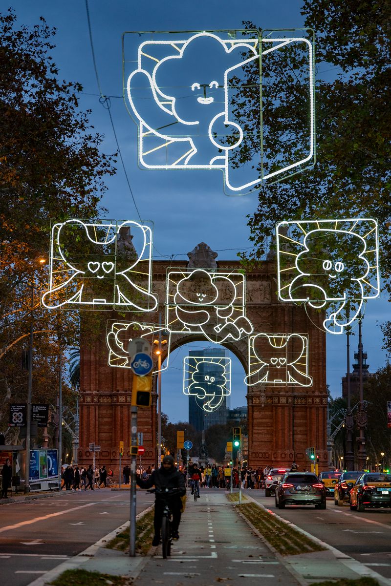 <div class='imageHoverDetail'>
             <p class='imageHoverTitle twoLineBreak'>Llums de Nadal sobre el carril bici del passeig de Sant Joan. Al fons, l’Arc...</p>
             <p class='imageHoverAutor oneLineBreak'>Autor: Laura Guerrero</p>
             <button class='imageHoverBtn'>Mostra els detalls de la imatge <span class='sr-only'>Llums de Nadal sobre el carril bici del passeig de Sant Joan. Al fons, l’Arc...</span></button>
             </div>