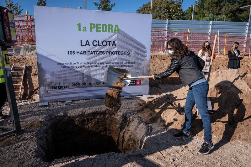 <div class='imageHoverDetail'>
             <p class='imageHoverTitle twoLineBreak'>Una representant veïnal omple amb una paletada de terra el forat de la primer...</p>
             <p class='imageHoverAutor oneLineBreak'>Autor: Laura Guerrero</p>
             <button class='imageHoverBtn'>Mostra els detalls de la imatge <span class='sr-only'>Una representant veïnal omple amb una paletada de terra el forat de la primer...</span></button>
             </div>