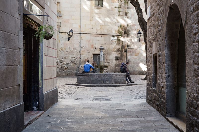 <div class='imageHoverDetail'>
             <p class='imageHoverTitle twoLineBreak'>Persones assegudes a la font de la Plaça de Sant Felip Neri</p>
             <p class='imageHoverAutor oneLineBreak'>Autor: Paola de Grenet</p>
             <button class='imageHoverBtn'>Mostra els detalls de la imatge <span class='sr-only'>Persones assegudes a la font de la Plaça de Sant Felip Neri</span></button>
             </div>