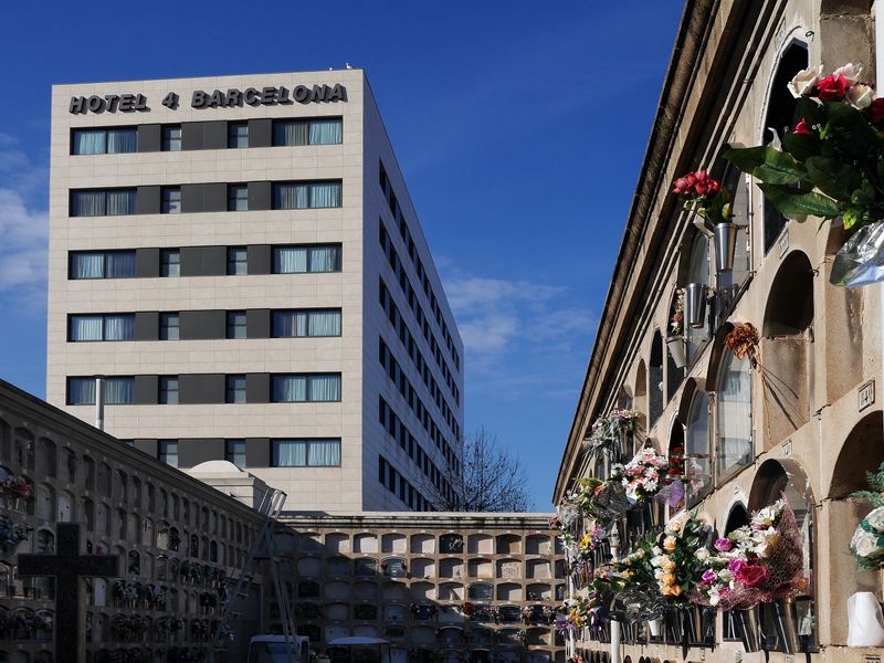 <div class='imageHoverDetail'>
             <p class='imageHoverTitle twoLineBreak'>Nínxols al Cementiri del Poblenou</p>
             <p class='imageHoverAutor oneLineBreak'>Autor: Vicente Zambrano</p>
             <button class='imageHoverBtn'>Mostra els detalls de la imatge <span class='sr-only'>Nínxols al Cementiri del Poblenou</span></button>
             </div>