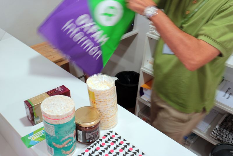 <div class='imageHoverDetail'>
             <p class='imageHoverTitle twoLineBreak'>Botiga Oxfam Intermón</p>
             <p class='imageHoverAutor oneLineBreak'>Autor: Vicente Zambrano González</p>
             <button class='imageHoverBtn'>Mostra els detalls de la imatge <span class='sr-only'>Botiga Oxfam Intermón</span></button>
             </div>