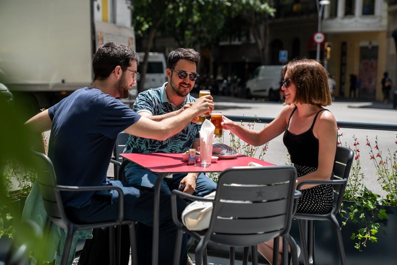 <div class='imageHoverDetail'>
             <p class='imageHoverTitle twoLineBreak'>Un grup d'amics brinden asseguts a un dels nous prototips de terrasses</p>
             <p class='imageHoverAutor oneLineBreak'>Autor: Mariona Gil</p>
             <button class='imageHoverBtn'>Mostra els detalls de la imatge <span class='sr-only'>Un grup d'amics brinden asseguts a un dels nous prototips de terrasses</span></button>
             </div>