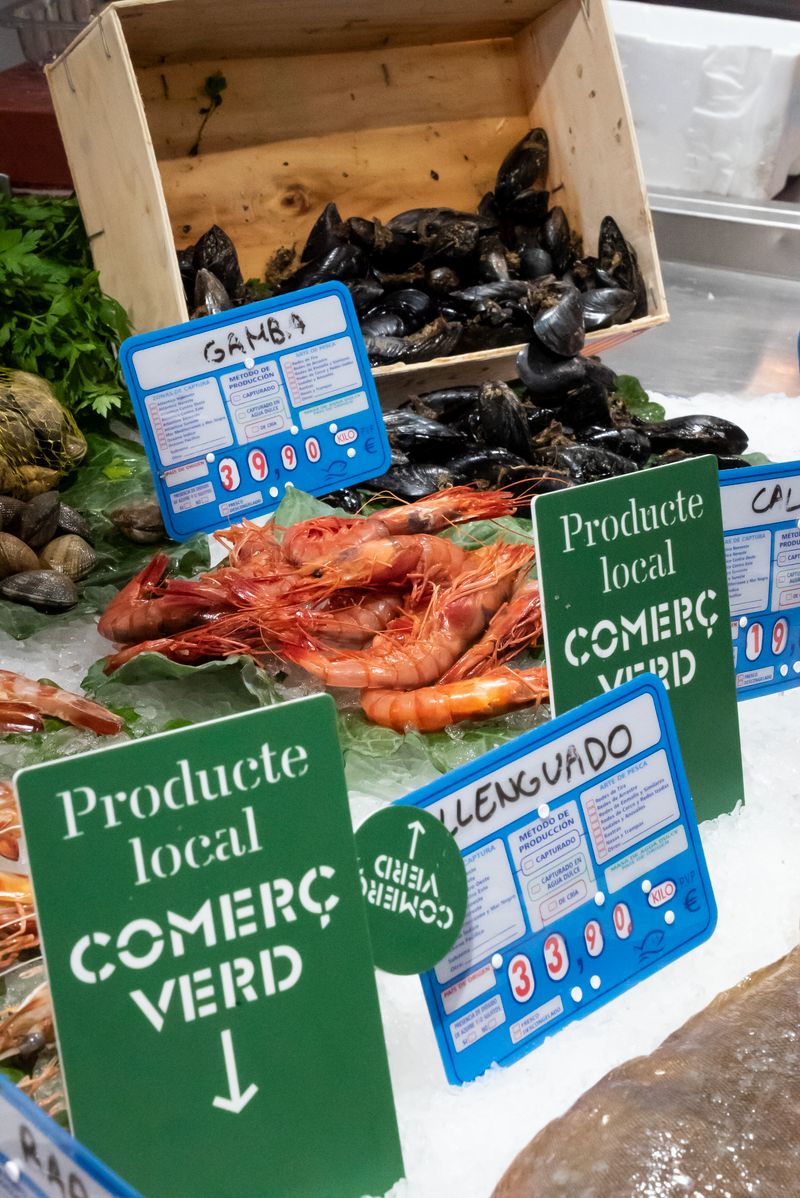 
             Peixateria del Mercat de Sarrià amb els rètols identificatius de “Producte lo...
             Autor: Mariona Gil
             Mostra els detalls de la imatge Peixateria del Mercat de Sarrià amb els rètols identificatius de “Producte lo...
             