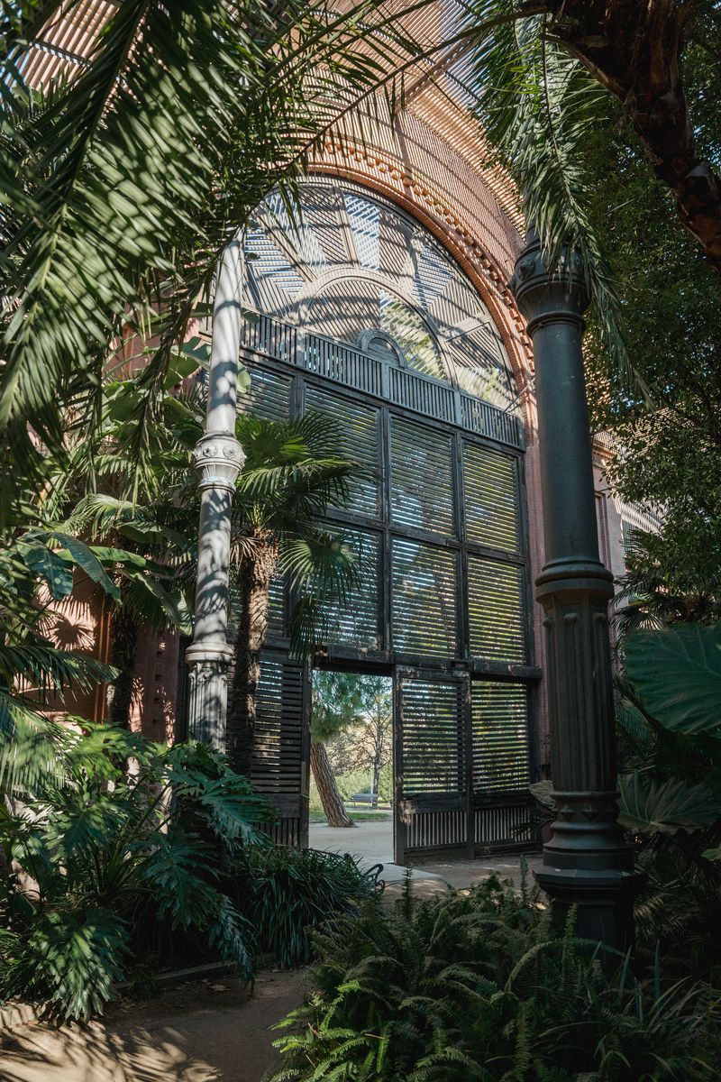 <div class='imageHoverDetail'>
             <p class='imageHoverTitle twoLineBreak'>Puerta de entrada del Umbráculo del parque de la Ciutadella, vista desde dentro</p>
             <p class='imageHoverAutor oneLineBreak'>Autor: Martí Petit</p>
             <button class='imageHoverBtn'>Ver los detalles de la imagen <span class='sr-only'>Puerta de entrada del Umbráculo del parque de la Ciutadella, vista desde dentro</span></button>
             </div>