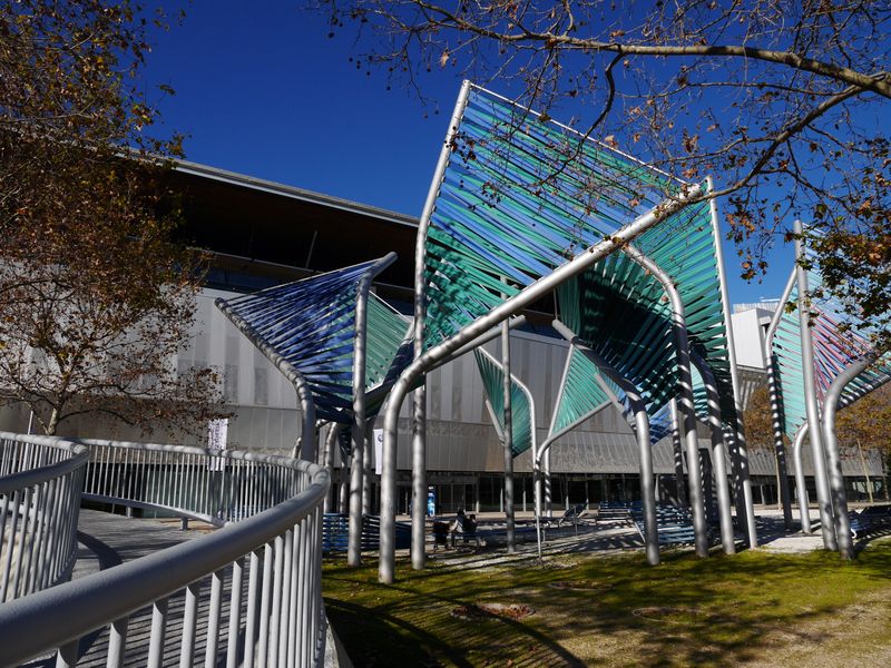 <div class='imageHoverDetail'>
             <p class='imageHoverTitle twoLineBreak'>Exterior del Centre de Convencions Internacional</p>
             <p class='imageHoverAutor oneLineBreak'>Autor: Vicente Zambrano</p>
             <button class='imageHoverBtn'>Mostra els detalls de la imatge <span class='sr-only'>Exterior del Centre de Convencions Internacional</span></button>
             </div>