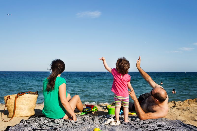 
             Família jugant a la platja
             Autor: Paola de Grenet
             Mostra els detalls de la imatge Família jugant a la platja
             
