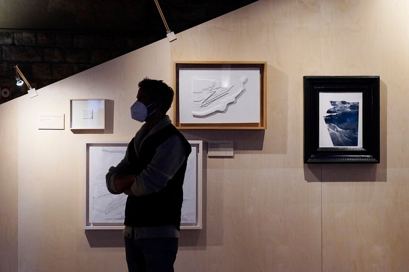 <div class='imageHoverDetail'>
             <p class='imageHoverTitle twoLineBreak'>Un visitant mira les peces exposades a la mostra “Miralles. A quarts de quatr...</p>
             <p class='imageHoverAutor oneLineBreak'>Autor: Laura Guerrero</p>
             <button class='imageHoverBtn'>Mostra els detalls de la imatge <span class='sr-only'>Un visitant mira les peces exposades a la mostra “Miralles. A quarts de quatr...</span></button>
             </div>