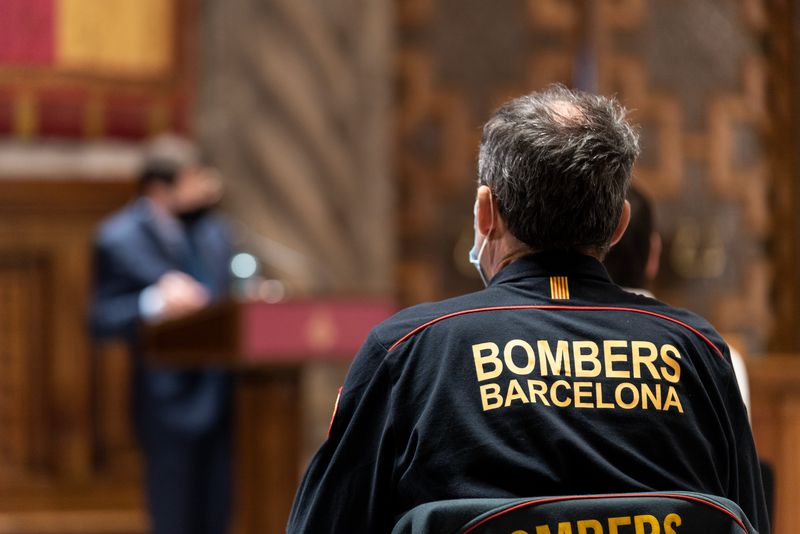
             Un representant dels Bombers de Barcelona escolta el parlament d’Albert Batlle
             Autor: Martí Petit
             Mostra els detalls de la imatge Un representant dels Bombers de Barcelona escolta el parlament d’Albert Batlle
             