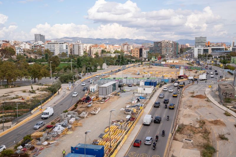 <div class='imageHoverDetail'>
             <p class='imageHoverTitle twoLineBreak'>Vehicles circulant per la Gran Via de les Corts Catalanes al seu pas per plaç...</p>
             <p class='imageHoverAutor oneLineBreak'>Autor: Mariona Gil</p>
             <button class='imageHoverBtn'>Mostra els detalls de la imatge <span class='sr-only'>Vehicles circulant per la Gran Via de les Corts Catalanes al seu pas per plaç...</span></button>
             </div>
