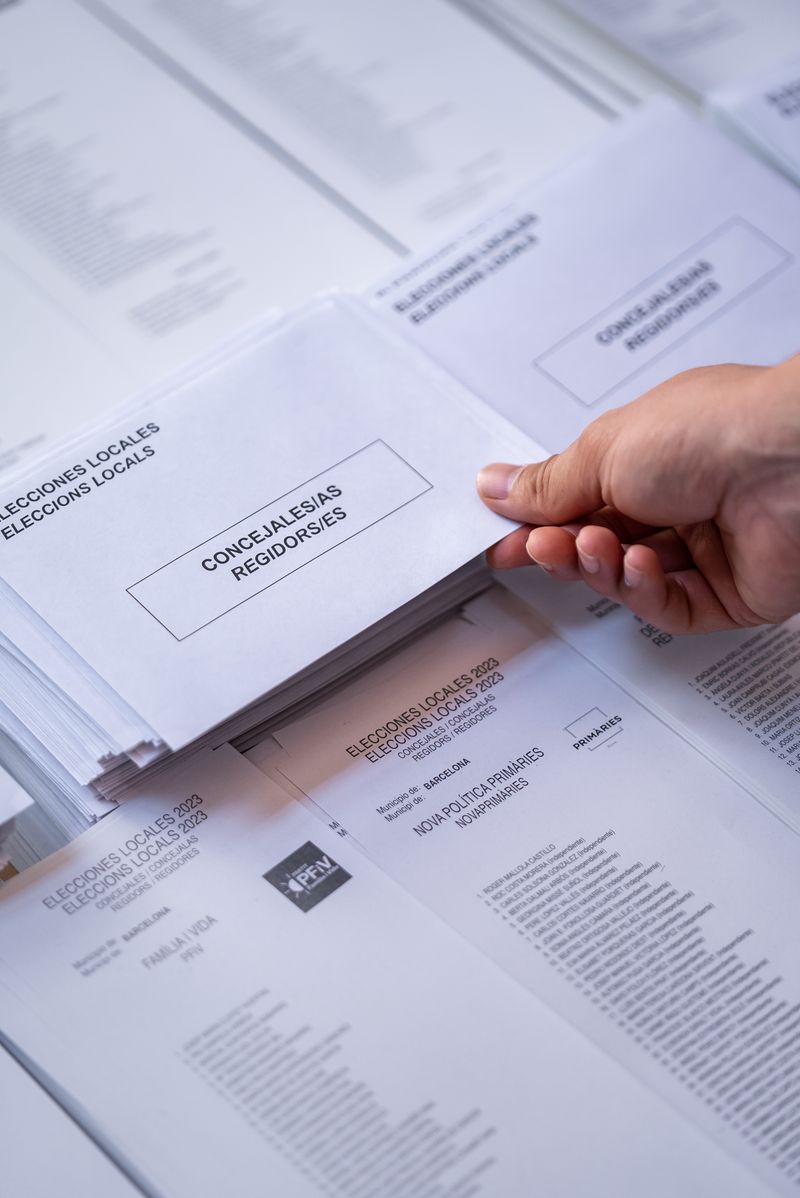 
             Detall d’una mà agafant un sobre durant la jornada d’eleccions municipals 2023.
             Autor: Àlex Losada
             Mostra els detalls de la imatge Detall d’una mà agafant un sobre durant la jornada d’eleccions municipals 2023.
             