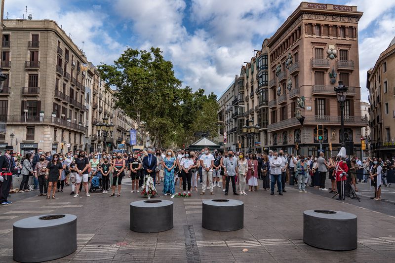 <div class='imageHoverDetail'>
             <p class='imageHoverTitle twoLineBreak'>Familiars de les víctimes dels atemptats del 17 d’agost de 2017 amb clavells ...</p>
             <p class='imageHoverAutor oneLineBreak'>Autor: Laura Guerrero</p>
             <button class='imageHoverBtn'>Mostra els detalls de la imatge <span class='sr-only'>Familiars de les víctimes dels atemptats del 17 d’agost de 2017 amb clavells ...</span></button>
             </div>