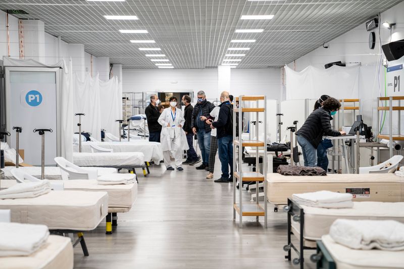 <div class='imageHoverDetail'>
             <p class='imageHoverTitle twoLineBreak'>Grups de treballadors sanitaris i d’instal·lacions enllesteixen els equipamen...</p>
             <p class='imageHoverAutor oneLineBreak'>Autor: Isaac Planella</p>
             <button class='imageHoverBtn'>Mostra els detalls de la imatge <span class='sr-only'>Grups de treballadors sanitaris i d’instal·lacions enllesteixen els equipamen...</span></button>
             </div>