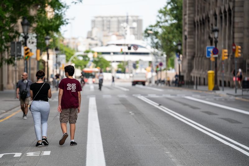 <div class='imageHoverDetail'>
             <p class='imageHoverTitle twoLineBreak'>Família passejant per la Via Laietana tallada al trànsit i que forma part de ...</p>
             <p class='imageHoverAutor oneLineBreak'>Autor: Martí Petit</p>
             <button class='imageHoverBtn'>Mostra els detalls de la imatge <span class='sr-only'>Família passejant per la Via Laietana tallada al trànsit i que forma part de ...</span></button>
             </div>