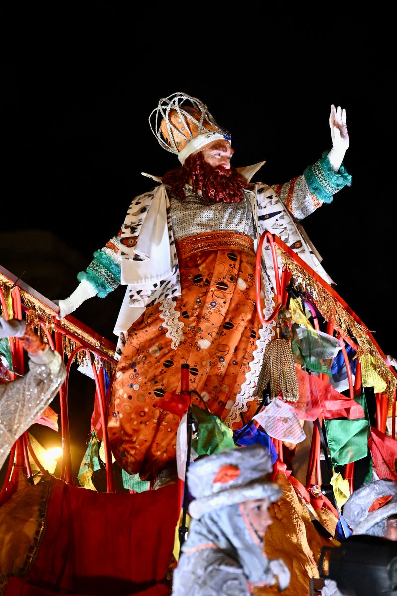 <div class='imageHoverDetail'>
             <p class='imageHoverTitle twoLineBreak'>El Rei Gaspar des de la seva carrossa saluda a les persones assistents a la C...</p>
             <p class='imageHoverAutor oneLineBreak'>Autor: Pep Herrero</p>
             <button class='imageHoverBtn'>Mostra els detalls de la imatge <span class='sr-only'>El Rei Gaspar des de la seva carrossa saluda a les persones assistents a la C...</span></button>
             </div>