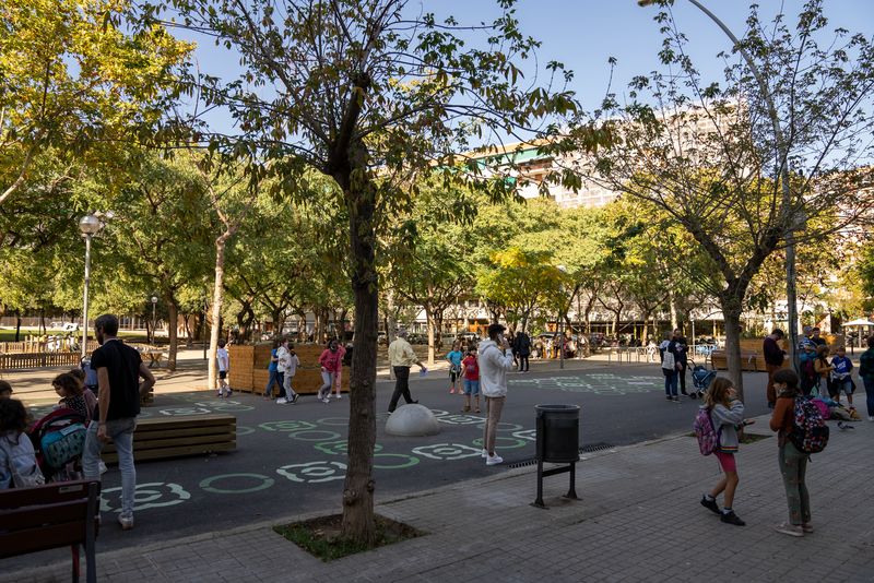 <div class='imageHoverDetail'>
             <p class='imageHoverTitle twoLineBreak'>Famílies i infants a l'entorn de l'Escola Lavínia caminant per la vorera i la...</p>
             <p class='imageHoverAutor oneLineBreak'>Autor: Àlex Losada</p>
             <button class='imageHoverBtn'>Mostra els detalls de la imatge <span class='sr-only'>Famílies i infants a l'entorn de l'Escola Lavínia caminant per la vorera i la...</span></button>
             </div>