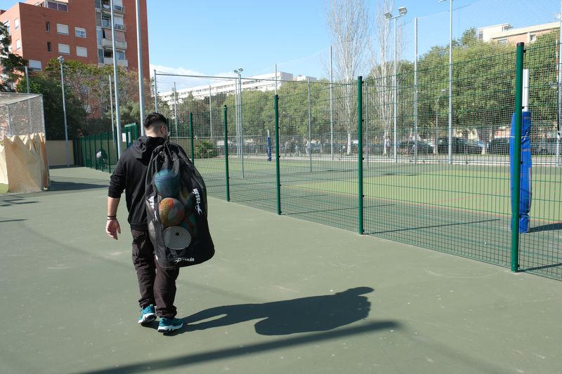
             Un chico con pelotas pasea por el campo del Complejo Deportivo Francesc Abad,...
             Autor: Andreu Puig
             Ver los detalles de la imagen Un chico con pelotas pasea por el campo del Complejo Deportivo Francesc Abad,...
             