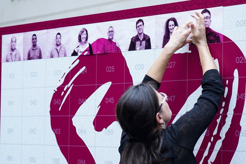 <div class='imageHoverDetail'>
             <p class='imageHoverTitle twoLineBreak'>Una noia col·locant un retrat al mural de la Trinitat Vella durant la present...</p>
             <p class='imageHoverAutor oneLineBreak'>Autor: Carlota Serarols</p>
             <button class='imageHoverBtn'>Mostra els detalls de la imatge <span class='sr-only'>Una noia col·locant un retrat al mural de la Trinitat Vella durant la present...</span></button>
             </div>
