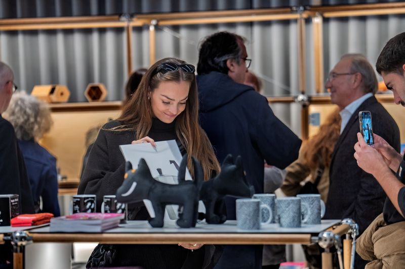 
             Una noia mira els productes a la inauguració de la DShop, la botiga del Disse...
             Autor: Laura Guerrero
             Mostra els detalls de la imatge Una noia mira els productes a la inauguració de la DShop, la botiga del Disse...
             