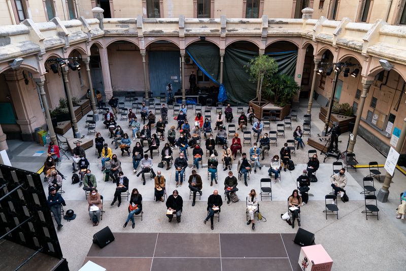 <div class='imageHoverDetail'>
             <p class='imageHoverTitle twoLineBreak'>Vista del públic i l'escenari amb els participants presencials a la taula rod...</p>
             <p class='imageHoverAutor oneLineBreak'>Autor: Isaac Planella</p>
             <button class='imageHoverBtn'>Mostra els detalls de la imatge <span class='sr-only'>Vista del públic i l'escenari amb els participants presencials a la taula rod...</span></button>
             </div>