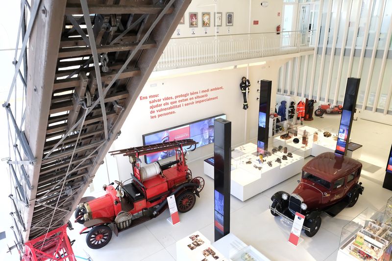 <div class='imageHoverDetail'>
             <p class='imageHoverTitle twoLineBreak'>Sala de exposiciones del Espacio Bomberos</p>
             <p class='imageHoverAutor oneLineBreak'>Autor: Andreu Puig</p>
             <button class='imageHoverBtn'>Ver los detalles de la imagen <span class='sr-only'>Sala de exposiciones del Espacio Bomberos</span></button>
             </div>