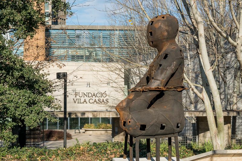 
             Un dels ‘Guardians’ davant de la seu de la Fundació Vila Casas
             Autor: Desconegut - Goroka (Empresa)
             Mostra els detalls de la imatge Un dels ‘Guardians’ davant de la seu de la Fundació Vila Casas
             
