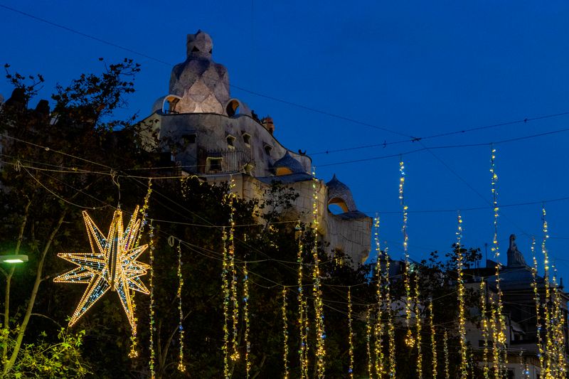<div class='imageHoverDetail'>
             <p class='imageHoverTitle twoLineBreak'>Llums de Nadal del passeig de Gràcia. De fons, la Pedrera - Casa Milà</p>
             <p class='imageHoverAutor oneLineBreak'>Autor: Laura Guerrero</p>
             <button class='imageHoverBtn'>Mostra els detalls de la imatge <span class='sr-only'>Llums de Nadal del passeig de Gràcia. De fons, la Pedrera - Casa Milà</span></button>
             </div>