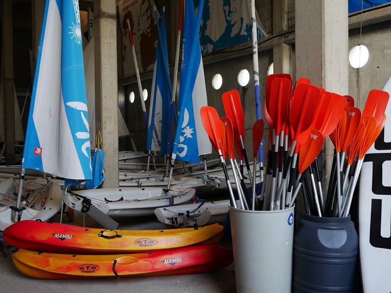 <div class='imageHoverDetail'>
             <p class='imageHoverTitle twoLineBreak'>Interior del Centre Municipal de Vela</p>
             <p class='imageHoverAutor oneLineBreak'>Autor: Vicente Zambrano</p>
             <button class='imageHoverBtn'>Mostra els detalls de la imatge <span class='sr-only'>Interior del Centre Municipal de Vela</span></button>
             </div>